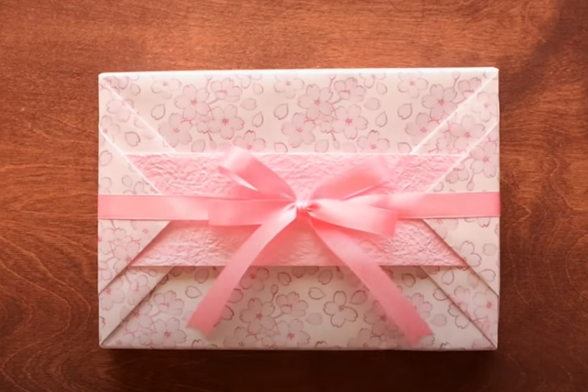 Hướng dẫn chi tiết cách gói quà bằng giấy đẹp đơn giản và siêu dễ thương ít ai biết 8