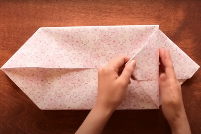 Gấp góc giấy của hộp quà thành hình nhọn