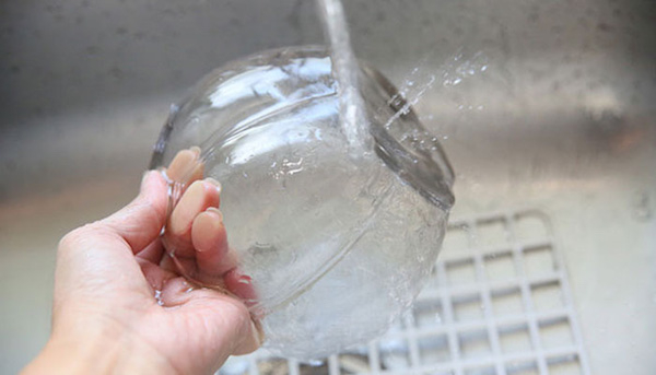 Vệ sinh sạch sẽ lọ cắm hoa