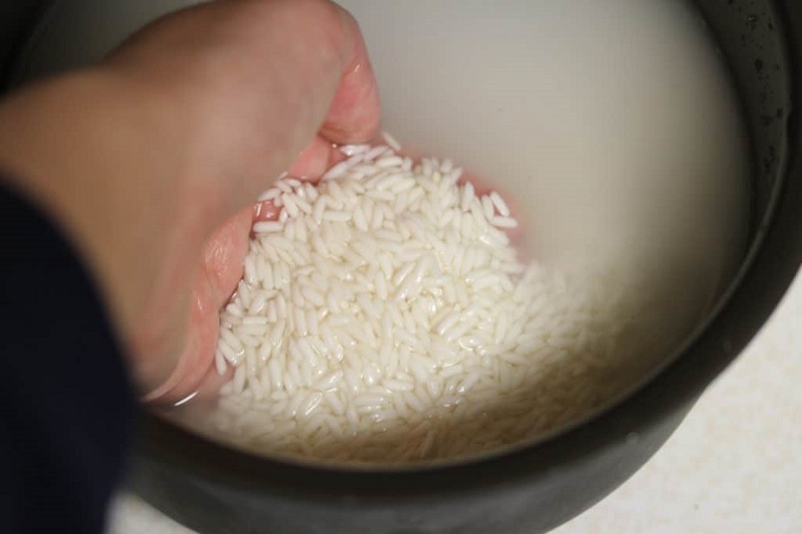 Ngâm gạo nếp trước khi gói giúp bánh chưng dẻo và thơm hơn