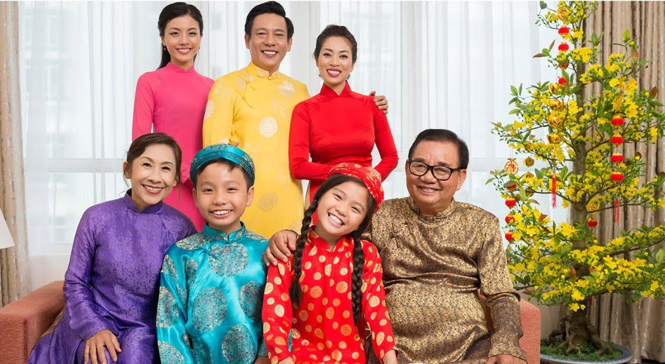 Tặng quần áo mới cho gia đình