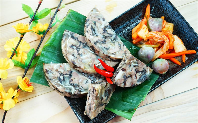 Giò chả và đồ chua ăn kèm với bánh chưng