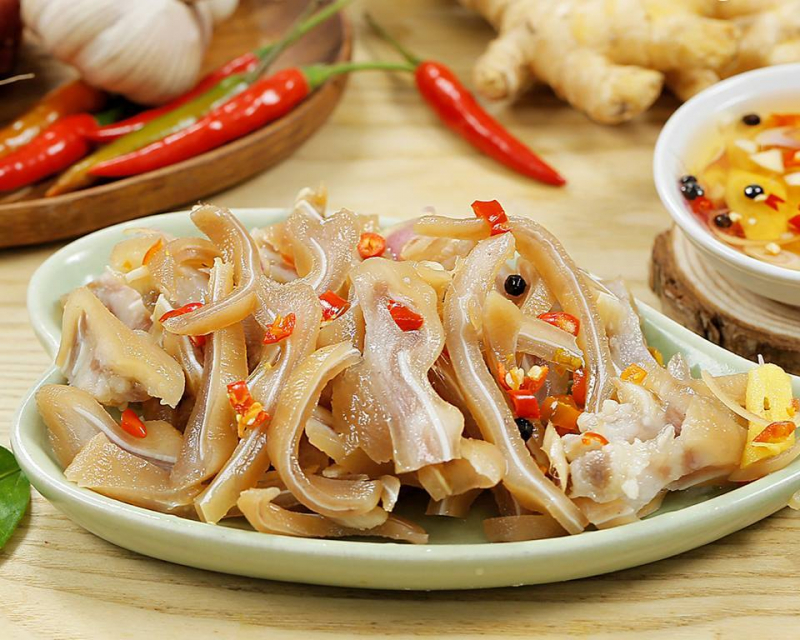 Tai heo chua ngọt là món nhậu không thể thiếu ngày Tết