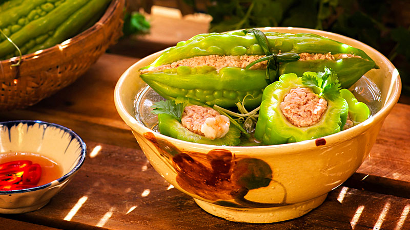 Canh khổ qua dồn thịt là một trong những món ăn giản dị không thể thiếu vào ngày Tết của người Nam Bộ