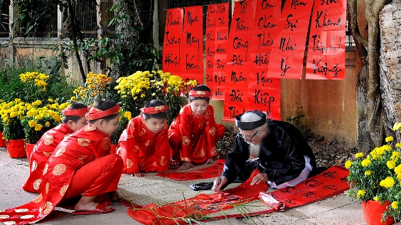 Câu đối Tết là phong tục truyền thống trong văn hóa Tết cổ truyền Việt Nam