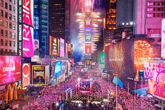 Lễ hội đếm ngược tại Time Square thu hút đông đảo khách đến tham dự