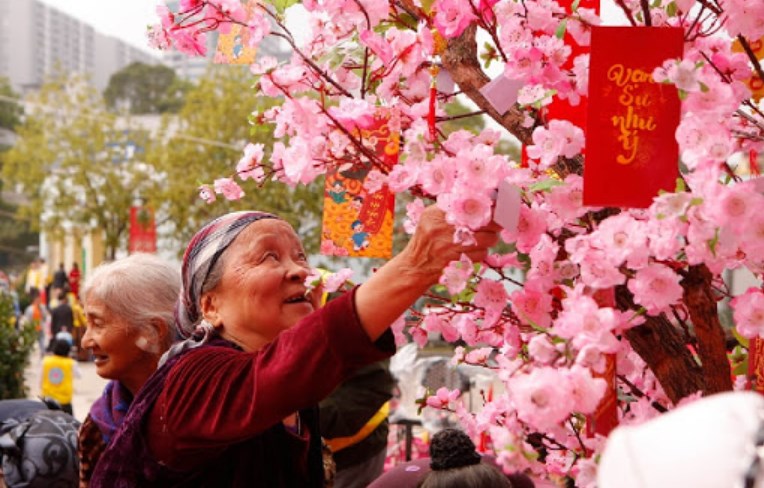 Người Việt thường xuất hành và hái lộc vào ngày đầu năm mới để cầu may mắn