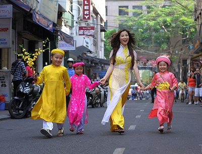 Phong tục xuất hành và hái lộc của người Việt Nam vào năm mới
